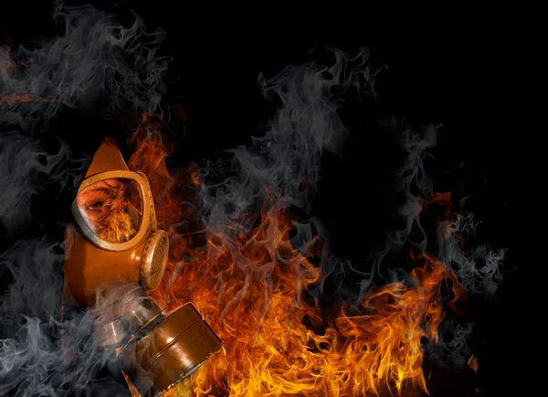 Dziewczyna w masce gazowej z ogniem — Zdjęcie stockowe