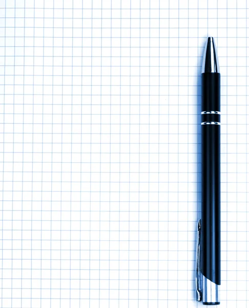 Penna di scrittura sulla pagina vuota — Foto Stock