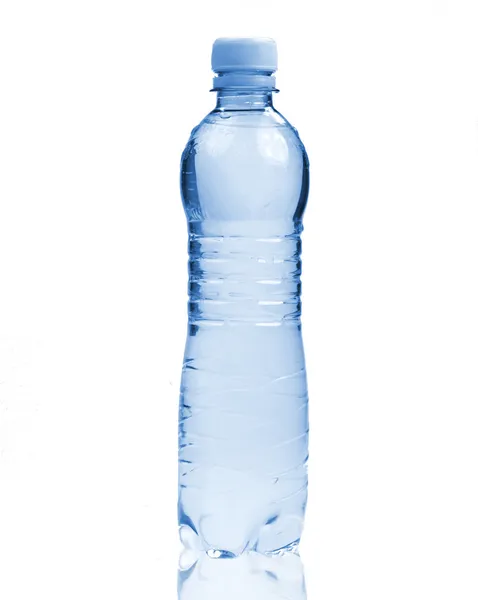 Garrafa PET com água potável isolada em branco — Fotografia de Stock