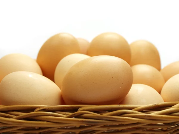 Τα αυγά σε ένα μικρό καλάθι που απομονώνονται σε λευκό φόντο — Φωτογραφία Αρχείου