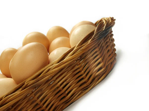 Ovos em uma pequena cesta isolada no fundo branco — Fotografia de Stock