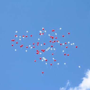 Fly away balonlar gökyüzünde