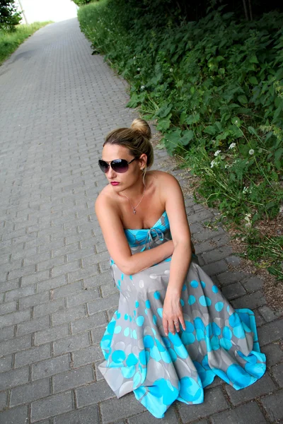 Menina bonita em um vestido turquesa — Fotografia de Stock