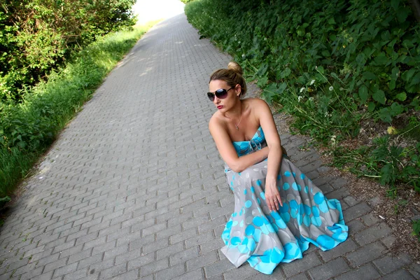 Flicka i en turkos klänning — Stockfoto