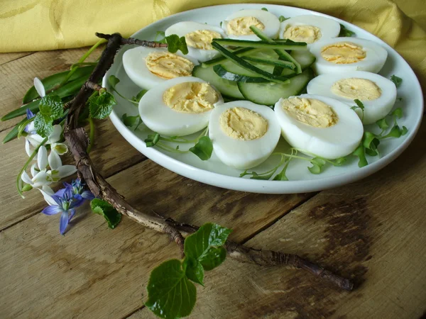 Пасхальные яйца на белом блюде — стоковое фото