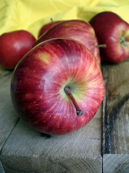 Красные яблоки на деревянном столе — стоковое фото