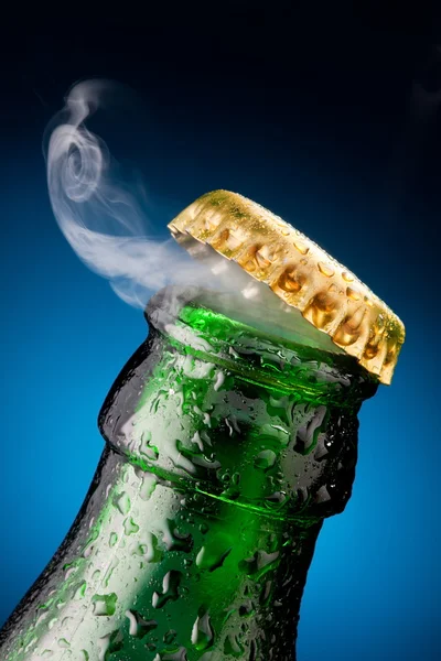 Otevírání piva kryt — Stock fotografie