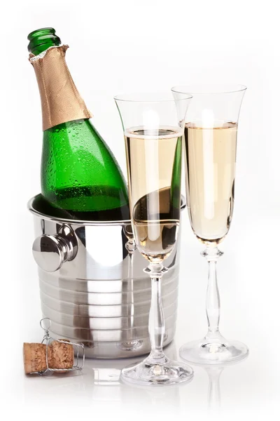 Şampanya şişesi ve gözlük — Stok fotoğraf