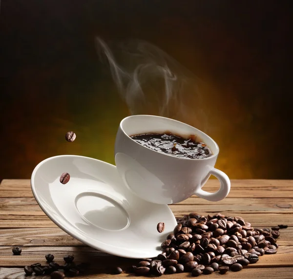 Падение чашки кофе — стоковое фото