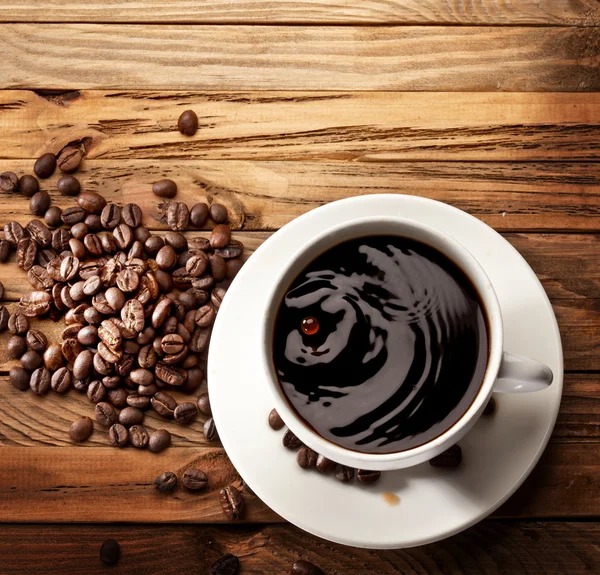 Gota caindo em uma xícara de café . — Fotografia de Stock
