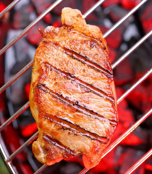 Sıcak biftek ızgara üzerinde — Stok fotoğraf