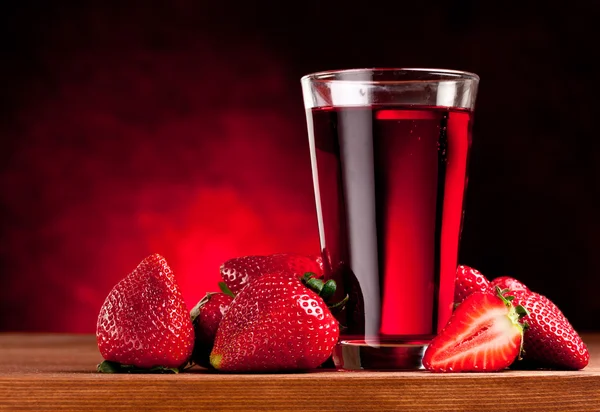 Glas med jordgubbsjuice och jordgubbar. — Stockfoto