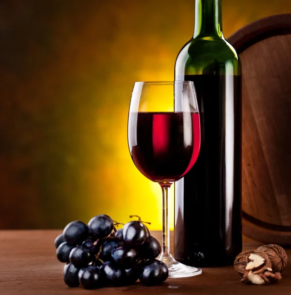 Stilleben med vinflaska — Stockfoto