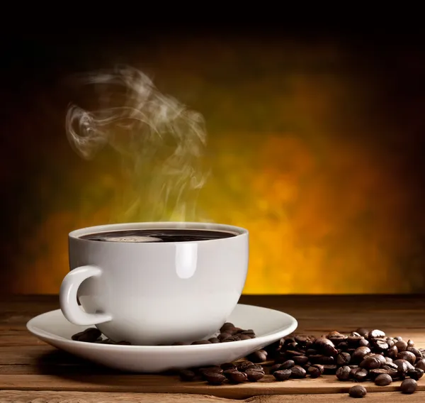 Tasse Kaffee mit Kaffeebohnen Stockbild