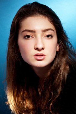 kız portre mavi zemin üzerine