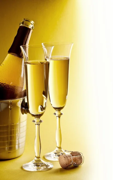 Bouteille de champagne et verres — Photo