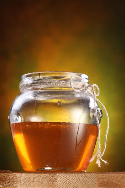 Vaso di miele su un tavolo . — Foto Stock
