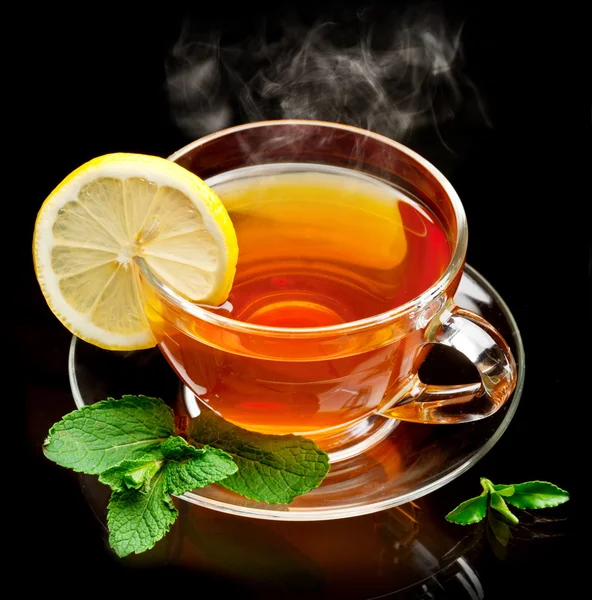 Tasse Tee mit Minze und Zitrone. — Stockfoto