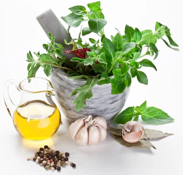 Mörser mit Pistill und Basilikumkräutern und Olivenöl. — Stockfoto