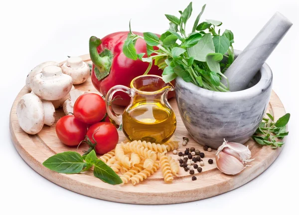 Mörser mit Stößel, Basilikumkräutern, Olivenöl und Gemüse. — Stockfoto