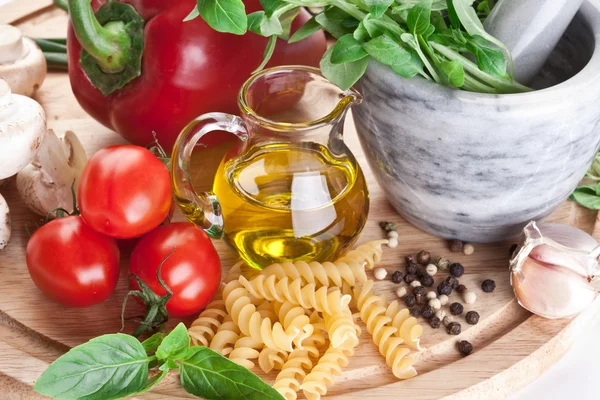 Olivenöl, Gemüse und Kräuter. Nahaufnahme. — Stockfoto