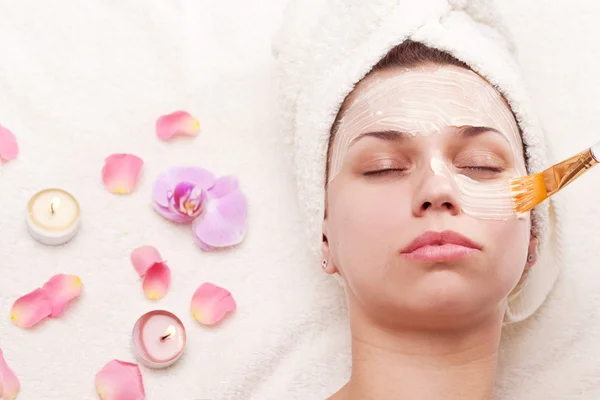 Toepassing van rustgevende masker, jonge vrouw krijgen spa procedures. — Stockfoto