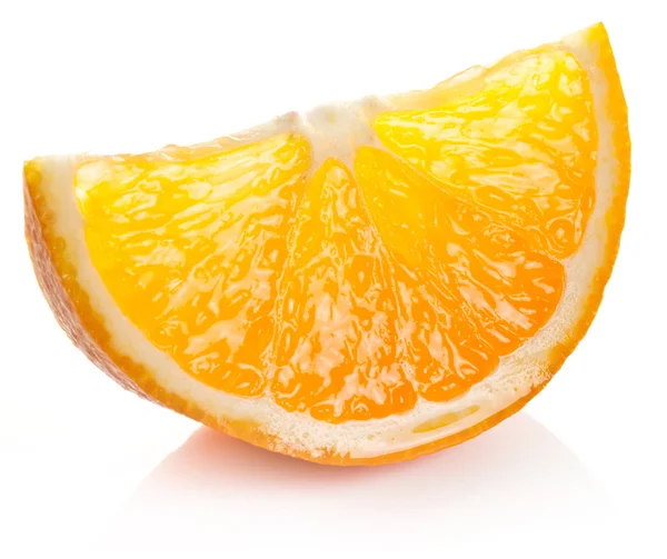 Rebanada naranja sobre un fondo blanco. —  Fotos de Stock