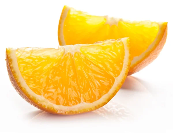 Rebanada naranja sobre un fondo blanco. —  Fotos de Stock