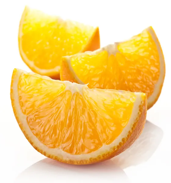 Tranche d'orange sur fond blanc. — Photo