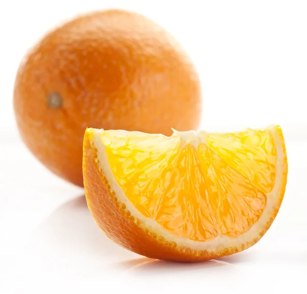 Fatia de laranja em um fundo branco. — Fotografia de Stock