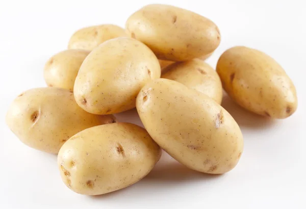 Желтый картофель на белом фоне — стоковое фото