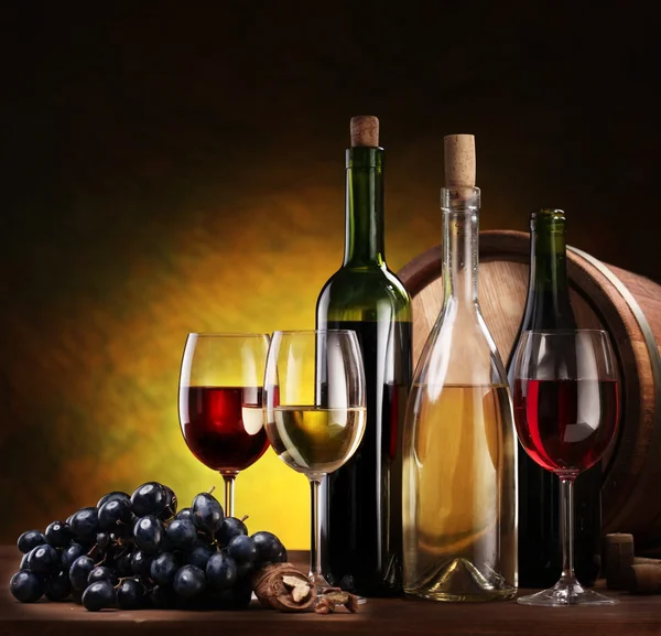 Şarap şişeleri ile natürmort — Stok fotoğraf