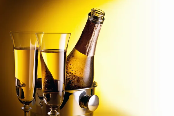 Láhev šampaňského a brýle — Stock fotografie