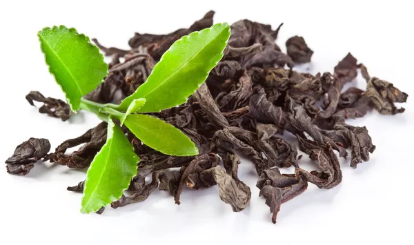 Hoop droge thee met groene thee bladeren. — Stockfoto