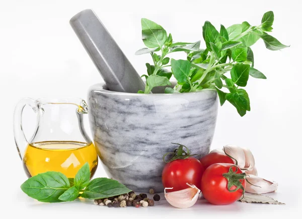 Malty s paličkou a bazalkou bylinky a olivový olej. — Stock fotografie