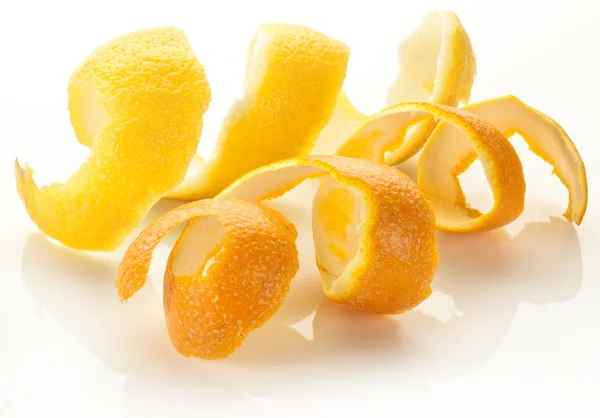 Torção da casca de citrinos em um fundo branco . — Fotografia de Stock