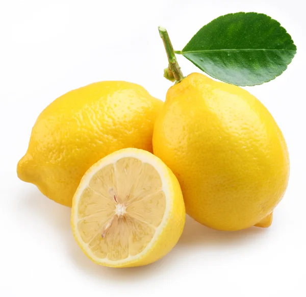 Zitronen auf weißem Hintergrund. — Stockfoto