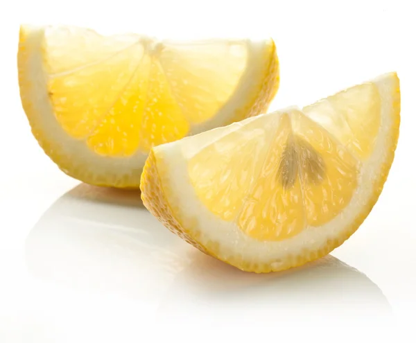 Rodaja de limón sobre un fondo blanco. — Foto de Stock