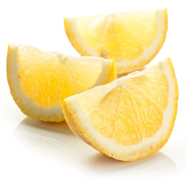 Rodaja de limón sobre un fondo blanco. — Foto de Stock