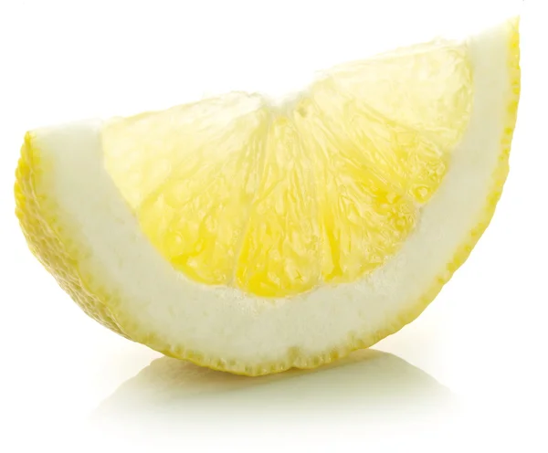 흰 배경의 레몬 조각. — 스톡 사진