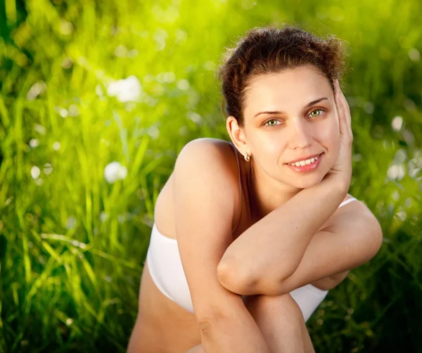 Bella ragazza sorridente sdraiata nell'erba in natura . — Foto Stock