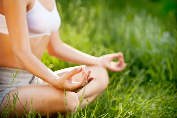 Practicar yoga al aire libre . — Foto de Stock