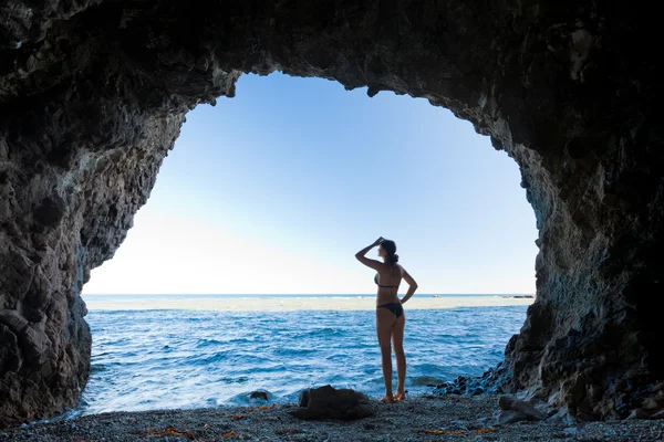 Mädchen in einer Höhle — Stockfoto