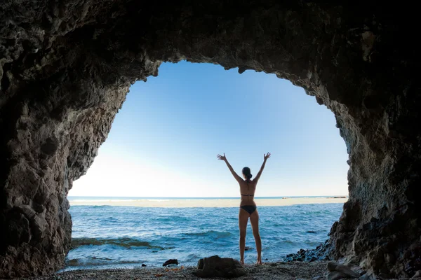 Meisje in een grot — Stockfoto