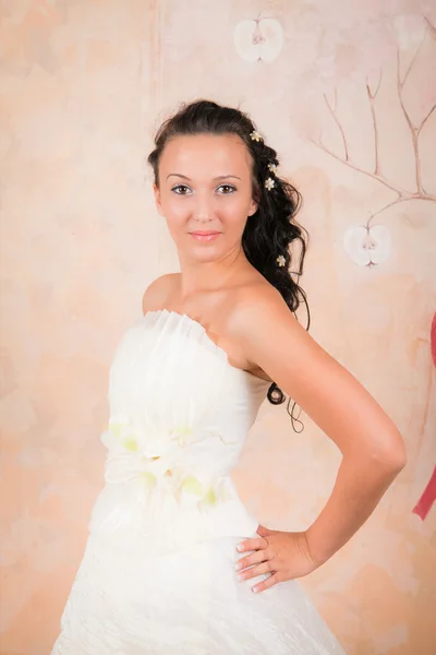 Krásná šťastná nevěsta v bílém — Stock fotografie