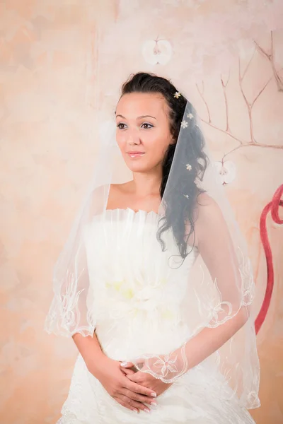 Schöne glückliche Braut in Weiß — Stockfoto