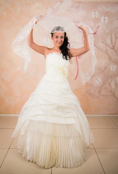 Mooie gelukkige bruid in wit — Stockfoto