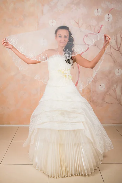 Bela noiva feliz em branco — Fotografia de Stock