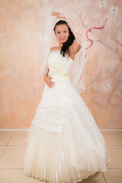 Bela noiva feliz em branco — Fotografia de Stock