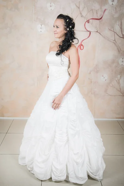 Belle mariée heureuse en blanc — Photo